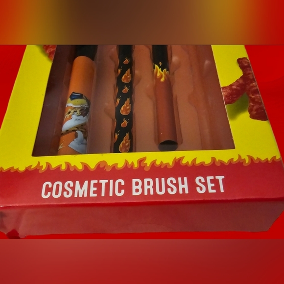 NIB Cheetos Cosmetic Brush Set Makeup Brushes - Picture 4 of 6